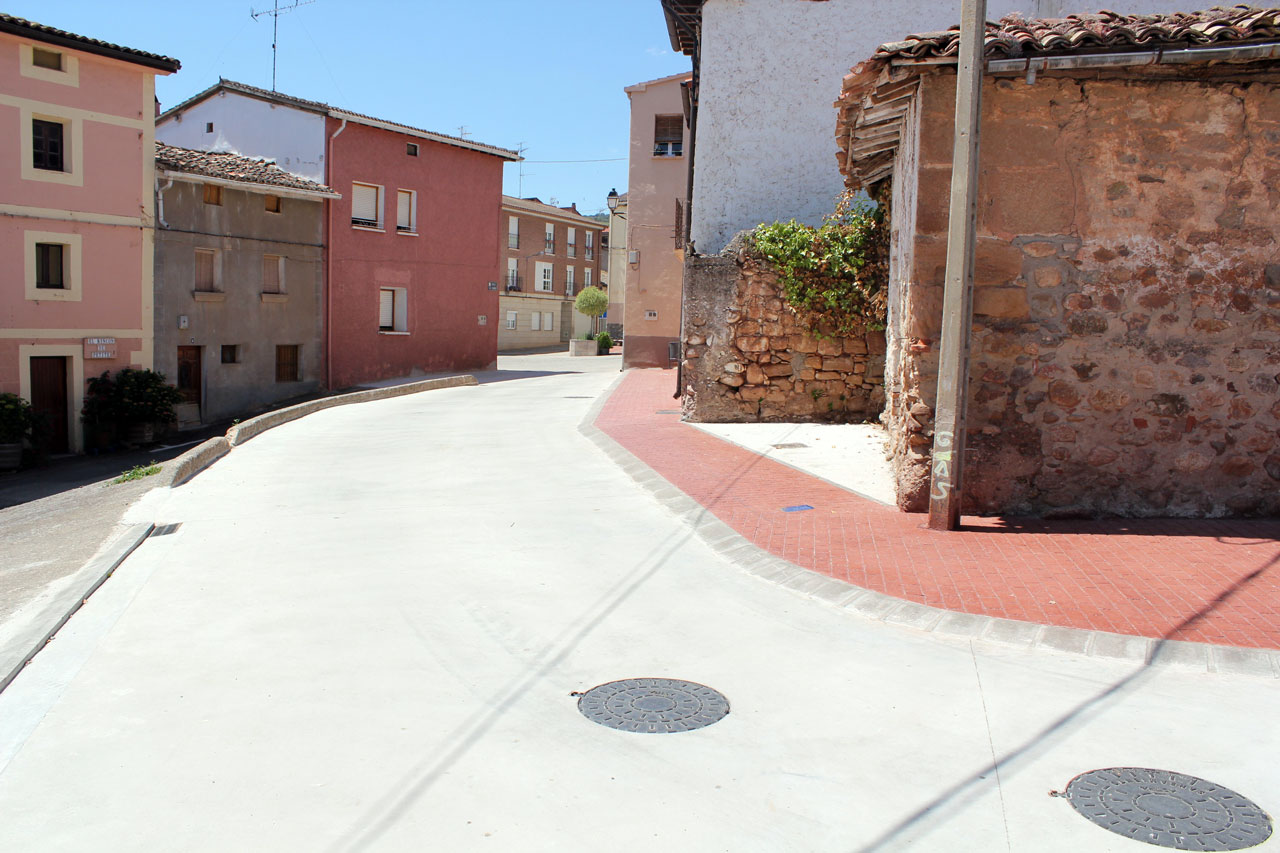 Urbanización y redes en Baños de Río Tobía